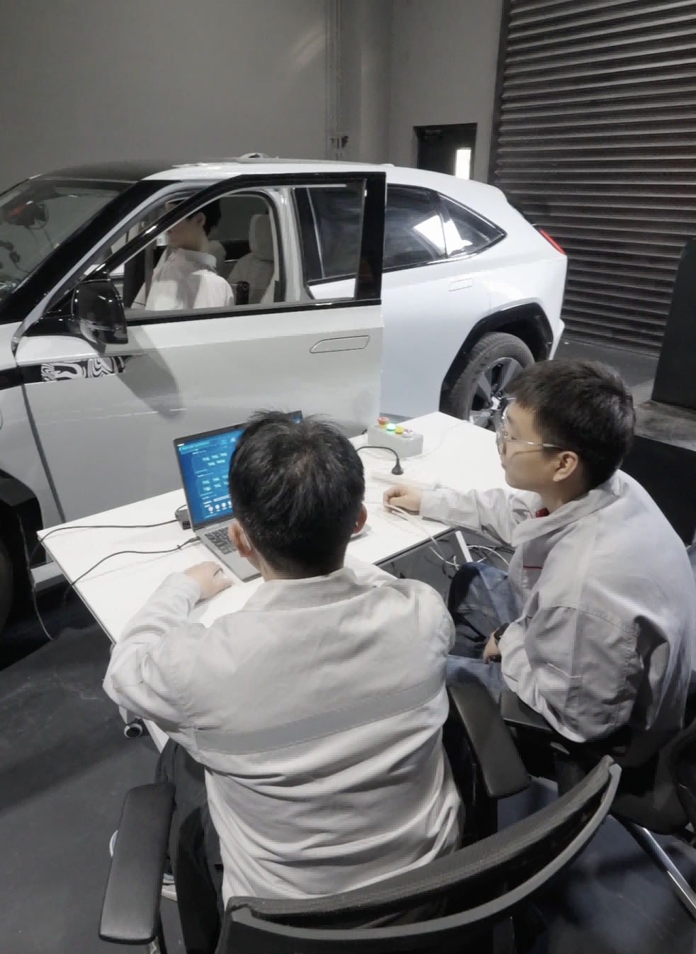 能网联汽车测试员如何给智能网联汽车“把脉问诊”？PG电子麻将胡了试玩新质生产力 职业新观察丨智(图7)